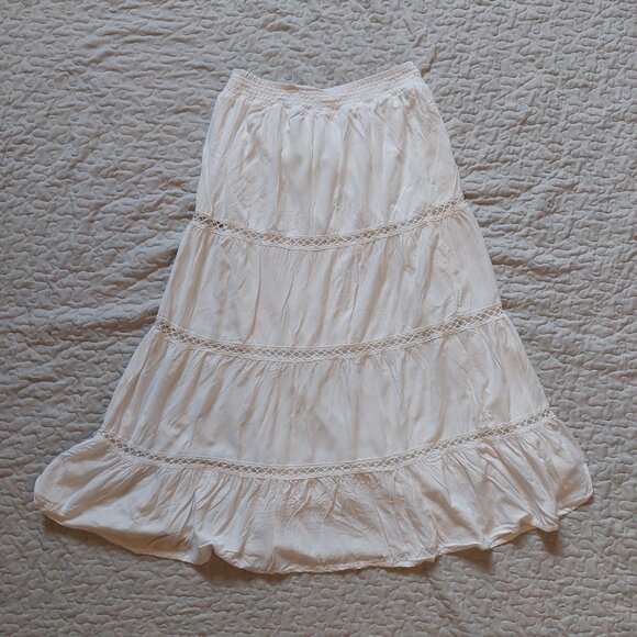 Long white boho skirt with lace details - Picture 2 of 4